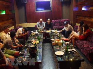 Hàng chục người 'phê' ma túy trong quán karaoke