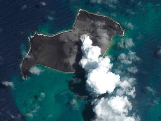 Nguyên nhân vụ phun trào núi lửa ở quốc đảo Tonga?