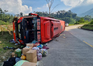 Quảng Nam: Lật xe khách trên đường Hồ Chí Minh, 4 người bị thương