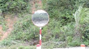 Sửa chữa hệ thống gương cầu lồi trên đèo Lò Xo