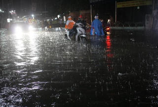 TP HCM: Dùng máy bơm công suất lớn để chống ngập