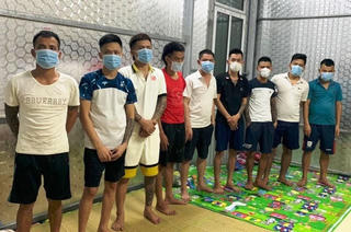 Nghệ An: Bắt quả tang 9 đối tượng tham gia đánh bạc