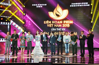 Bông Sen Vàng cho “Tôi thấy hoa vàng trên cỏ xanh”