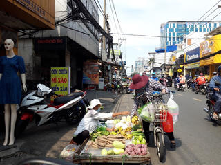 Chợ tự phát và nỗi lo dịch bệnh