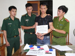 Hà Tĩnh: Bắt đối tượng vận chuyển gần 600 viên ma túy tổng hợp