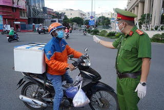 TP HCM: Các shipper được phép di chuyển liên quận từ 6h đến 18h mỗi ngày 