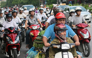 Nên bỏ đồng loạt phí bảo trì  đường bộ với xe gắn máy?
