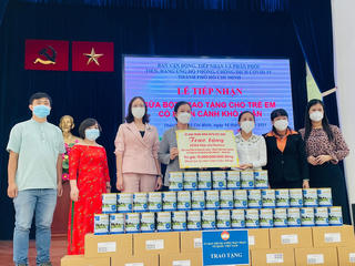 TP HCM: Tiếp nhận hơn 22.000 lon sữa hỗ trợ cho trẻ em sơ sinh bị ảnh hưởng dịch Covid-19