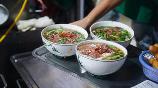 Quận Đống Đa 'chuyển vàng', hàng ăn tại chỗ lại được mở