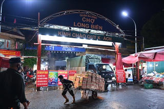 Gỡ bỏ phong tỏa, chợ Long Biên hoạt động trở lại từ 0h ngày 21/10