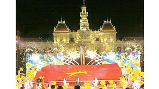 ‘Trang sử hào hùng - ngời sáng tương lai’