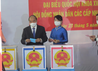 Chủ tịch nước Nguyễn Xuân Phúc và phu nhân đi bỏ phiếu sớm tại Củ Chi