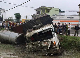 Xe đầu kéo đâm công nông, 4 người trọng thương