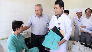 Lãnh đạo tỉnh Khánh Hòa thăm hỏi nạn nhân vụ xe khách lao vào nhà dân