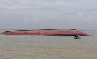 Tàu hàng đã đợi nhiều ngày ở Cửa Lò trước khi bị lật