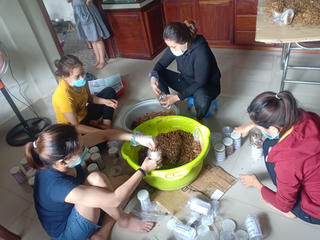 Quảng Trị: Nhóm phụ nữ làm thịt hộp gửi vào vùng tâm dịch