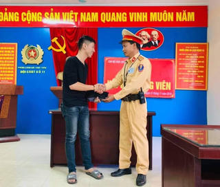CSGT Hà Nội trả lại tài sản cho người đánh rơi