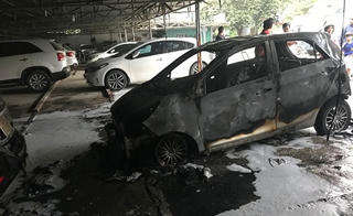 Ôtô cháy rụi trong bãi gửi xe ở Thanh Hóa