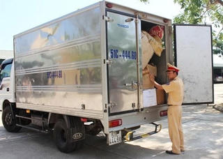 Thanh Hóa: CSGT bắt xe chở 17.000 quả pháo
