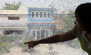 Một nhà dân bị bắn nhiều phát đạn