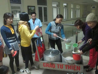 Bát cháo ấm tình thương