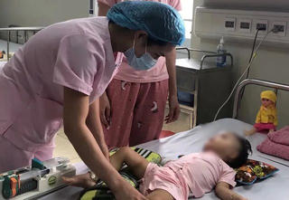 Ám ảnh những trẻ bỗng dưng vận động yếu, hạn chế nhận thức chỉ sau một cơn sốt