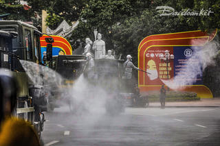 [ẢNH] Cận cảnh phun khử khuẩn 10 phường phố cổ và xung quanh Hồ Hoàn Kiếm