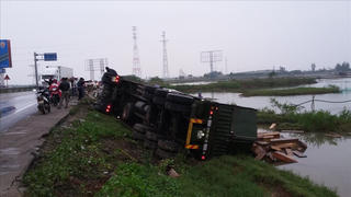 Quảng Bình: Xe container lật nghiêng bên đường Quốc lộ