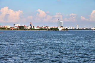 Băn khoăn việc làm sạch hồ Tây