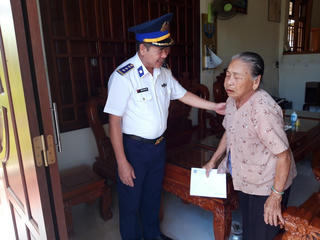 Vùng Cảnh sát biển 2 tặng quà Mẹ Việt Nam Anh Hùng