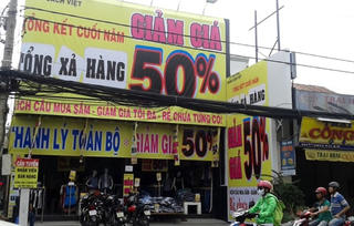 Đua nhau  xả hàng  cuối năm