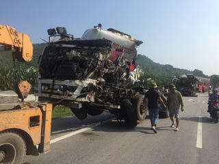 Lấn làn, xe khách tông trực diện xe container