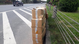 Phát hiện gần 20 thùng carton chứa thuốc tây y bị bỏ lại bên vệ đường