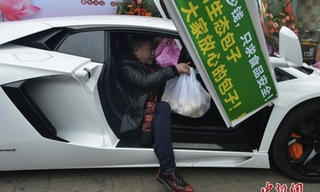 Lái siêu xe Lamborghini đi giao... bánh bao
