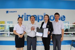 Nhân viên VinaPhone trao trả khách hàng ví tiền và giấy tờ quan trọng