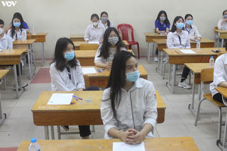 [ẢNH] Thí sinh Hà Nội tuân thủ đeo khẩu trang trong buổi thi đầu tiên