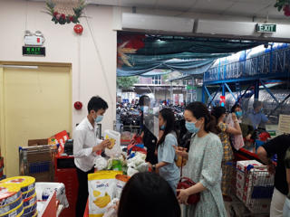 Nhân viên hệ thống bán lẻ hiện đại được lưu thông trong giờ cấm