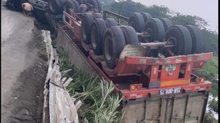 Xe container mất lái, lật ngửa trong hành lang đường sắt Bắc-Nam