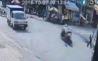 Bắt nghi phạm cướp điện thoại, kéo lê cô gái trên đường