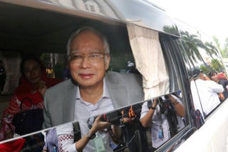Cựu Thủ tướng Malayisa Najib bị khóa tài khoản ngân hàng