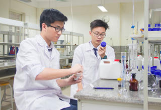 Hai học sinh chuyên Hạ Long giành giải thưởng Quốc tế nhờ ‘chữa bệnh’ cho tôm