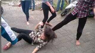 3 nữ sinh đánh bạn vì ghen không được xét tốt nghiệp