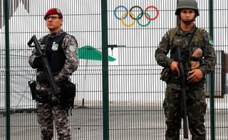 Xe buýt chở các nhà báo tại Olympic Rio 2016 bị bắn