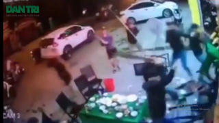 Khởi tố vụ nhóm côn đồ chém người đang nhậu trước quán cầm đồ