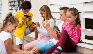 Cha mẹ nên làm gì khi con sử dụng thiết bị thông minh?