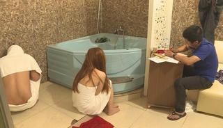 Đắk Lắk: Bắt quả tang 'chân dài' massage kích dục, bán dâm cho khách