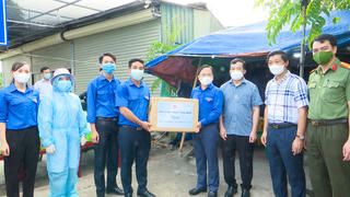 Trung ương Đoàn thăm, động viên lực lượng trực chốt kiểm soát y tế tại Thường Tín và trao tặng 500 suất quà cho lái xe đường dài