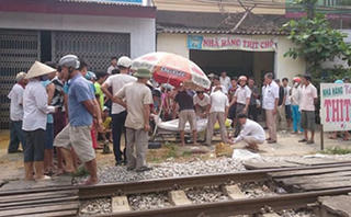 Bị tàu hỏa đâm văng xa 17m, lái xe ôm tử vong