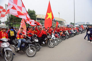 [VIDEO] Cổ động viên đốt pháo sáng, diễu hành trước trận Việt Nam - Malaysia tại Mỹ Đình