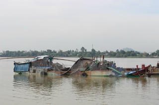 Bắt quả tang vụ bơm hút cát trái phép quy mô lớn trên sông Đồng Nai